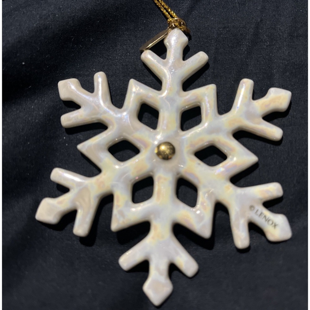 Lenox Winter Splendor Iridescent Snowflake Ornament Ivory‎ & 24K Gold No Box
